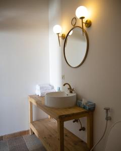 拉斯阿尔卡麦Banan Beach的一间带水槽和桌子镜子的浴室