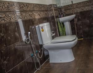 纳拉坦尼亚Water Side Residence的一间带卫生间和淋浴的浴室