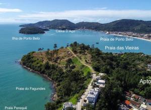 贝卢港Apto Loft Novo - Porto Belo - 5 min a pé da praia的水中小岛的空中景观