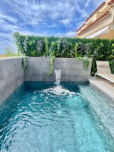 圣地亚哥港The Retreat House - Private Pool的庭院中一个带喷泉的游泳池