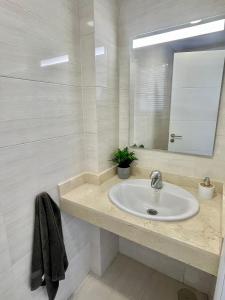 圣地亚哥港The Retreat House - Private Pool的白色的浴室设有水槽和镜子