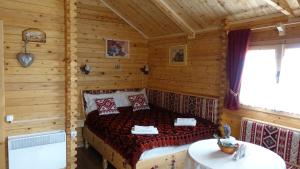 布朗Cabanuta Casuta din Povesti的小木屋内一间卧室,配有一张床