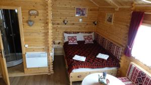 布朗Cabanuta Casuta din Povesti的小木屋内一间卧室的顶部景色