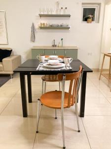 欧登塞Casa Køster studio的一张带木椅的黑色餐桌