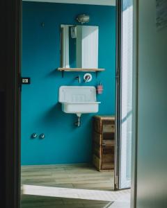 米兰夫人酒馆旅馆的蓝色的浴室设有水槽和镜子