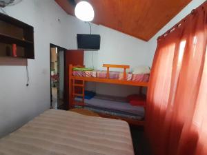 罗萨里奥Los trevi的一间卧室配有一张床,另一间双层床间配有一张双层床。