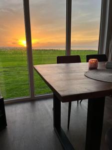 WesterlandLuxus Chalet Meeresweitblick的享有日落美景的客房内的一张桌子