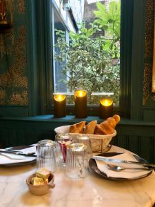 翁弗勒尔Reglisse et Pain d'Epices - Chambres d'hôtes的桌上放着一碗面包和蜡烛