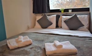 斯科普里M - Square Private Rooms的一间卧室配有带毛巾的床
