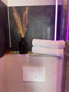 阿斯隆#1 TGHA Luxury Studio Apartment in Athlone的浴室的架子上放着一大堆毛巾