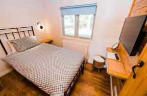 斯卡伯勒Low Moor Lodge的一间小卧室,配有一张床和电视