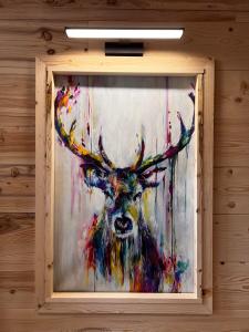 葱仁谷Les appartements Makalu Val Thorens的墙上一幅驯鹿画