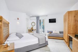 纳克索乔拉卡勒吉斯公寓酒店的白色卧室配有床和沙发