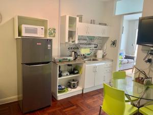 利马Lindos Apartamentos en San Isidro的厨房配有冰箱和微波炉。
