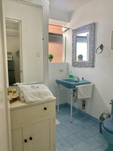 利马Lindos Apartamentos en San Isidro的浴室设有蓝色水槽和镜子