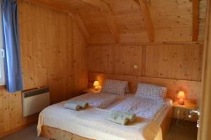 穆劳附近圣洛伦岑Ferienhaus Kreischberg的小木屋内一间卧室,配有两张床