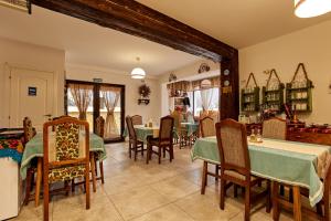 上维谢乌Gradina Lu' Ion "A Home Away From Home"的用餐室配有绿色的桌椅
