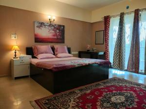 拉瓦萨市Portofino的卧室配有一张带粉红色枕头的大床