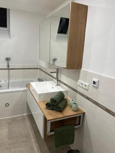 库姆巴赫Super Lodge Kulmbach的白色的浴室设有水槽和镜子