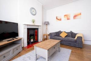 北安普敦Spacious Home - Ideal for Contractors的带沙发和电视的客厅