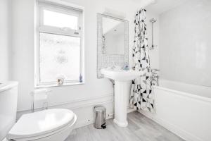 北安普敦Spacious Home - Ideal for Contractors的白色的浴室设有水槽和卫生间。