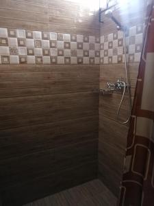 卡特勒博尔纳Hortensia的浴室铺有木质瓷砖,设有淋浴。