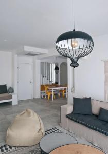 拉多斯Elements Villas的带沙发和吊灯的客厅