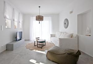 拉多斯Elements Villas的带沙发和电视的白色客厅