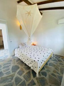 大博格Villa Kara的卧室配有带雨伞的白色床
