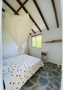大博格Villa Kara的卧室配有白色的床和窗户