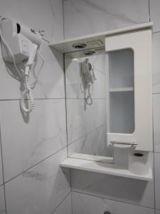 斯科普里斯利亚别墅酒店的一间带吹风机和镜子的浴室