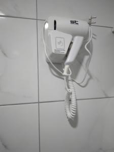 斯科普里斯利亚别墅酒店的浴室墙上挂着的电话