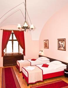 杰尔克拉斯特姆酒店的红色地毯的房间里,有三张床