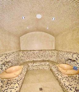 班斯科Free SPA Pirin lodge cosy apartment的浴室设有2个水槽和2个卫生间。