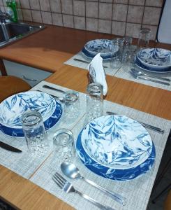 卡尔派尼西翁Casa D' Irene的一张桌子,上面有蓝色的白板和玻璃杯