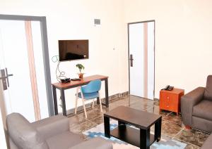阿克拉High Level Apartment的客厅配有桌子和书桌