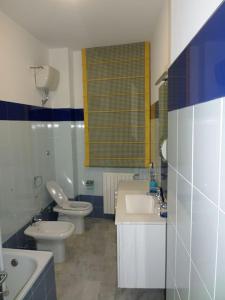 圣维托基耶蒂诺La Perla dei Trabocchi的浴室设有2个卫生间和水槽