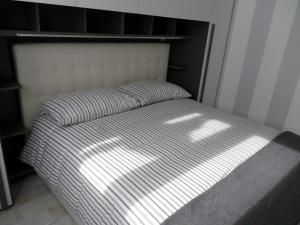 圣维托基耶蒂诺La Perla dei Trabocchi的一张位于带白色床头板的房间的床铺