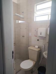萨尔瓦多Maré Hostel Itapuã的一间带卫生间和水槽的浴室