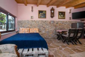 班约勒Istrian Tavern next to the Pool的卧室配有一张床和一张桌子及椅子