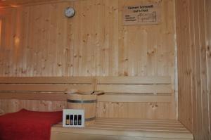 DiemelseeFerienhaus direkt am Diemelsee-Heringhausen-Willingen-Toplage-Sauna-3 Schlafzimmer-2 Terrassen-109 qm-incl Wäsche的一间设有墙上时钟的桑拿浴室的客房