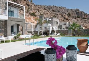 拉多斯Elements Villas的一座带游泳池和山脉的房子