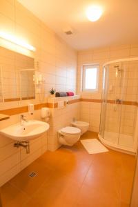 马里博尔包玛利博酒店的浴室配有卫生间、盥洗盆和淋浴。