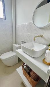 宜力Helena’s Studio Suite Gerik的白色的浴室设有水槽和卫生间。