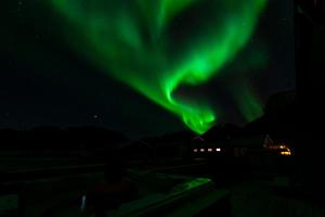 特罗姆瑟Arctic Lodge Tromvik with jacuzzi的天空中北极光的图像