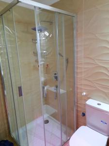 伊夫兰APPARTEMENT AMIRA iFRANE的带淋浴的浴室和卫生间