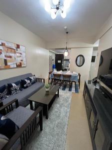 伊洛伊洛Cozy 2 Bedroom Condo with Balcony for Rent的客厅配有沙发和桌子