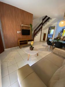 拉巴拉德纳圣米格尔Duplex em condomínio no Barra Mar的客厅配有沙发和桌子