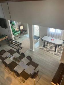 AlbrightsvilleModern Home near Lake w HotTub, Game Room, Fireplace的客厅配有桌椅、桌子和钢琴