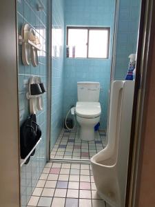 守口Casa del girasolカサデルヒラソル的蓝色的浴室设有卫生间和水槽